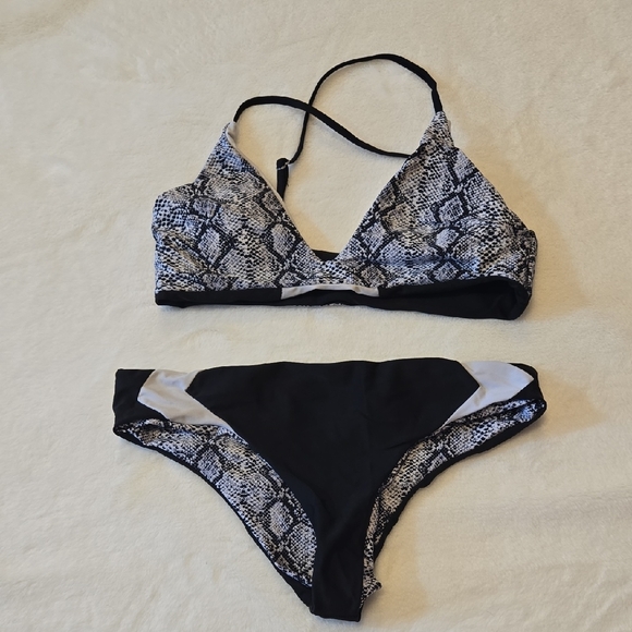 New Cupshe Snakeskin Black White Reversible Bikini Swimwear No Tag Medium?? - Picture 4 of 4